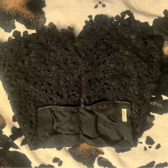 Hollister Black High Waist Textured Shorts - Picture 2 of 2
